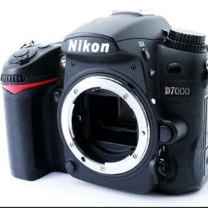 Nikon D7000 digital SLR camera with lense, battery and charger EUC